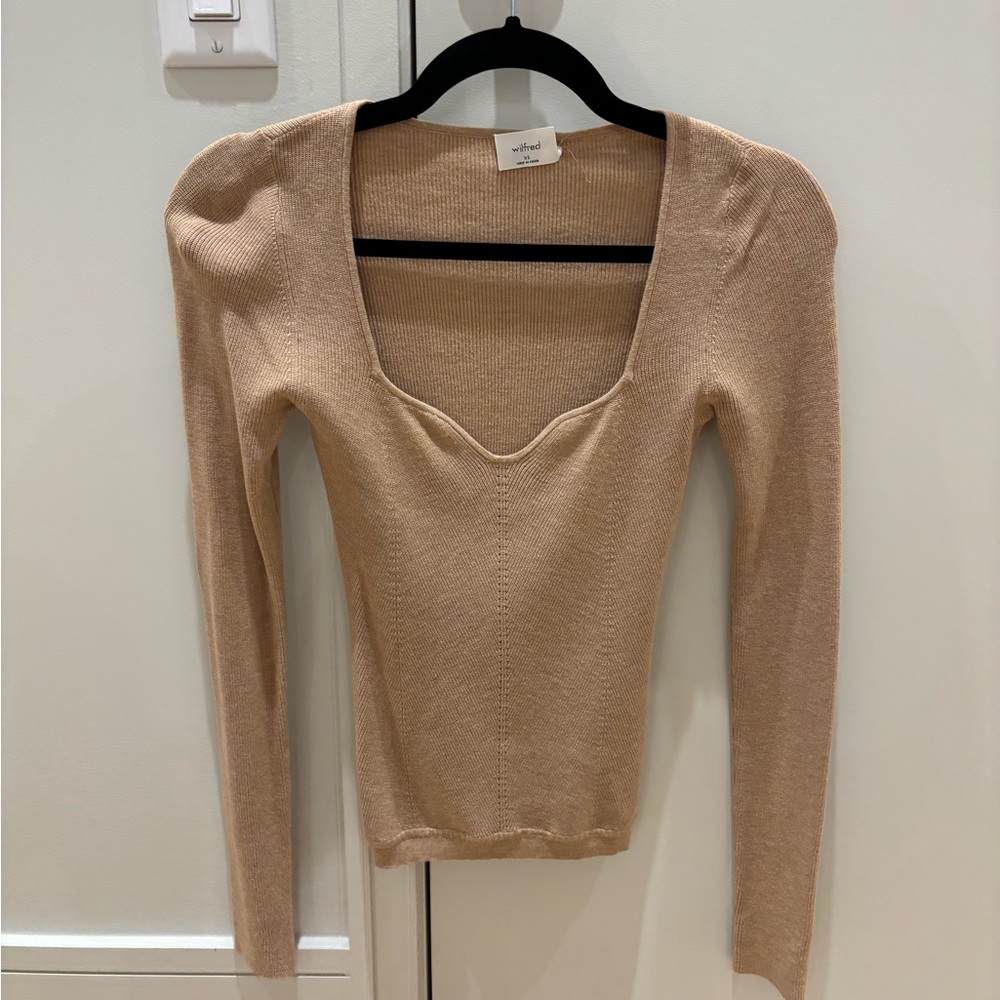 Aritzia Tuscany sweater in colour Camel in XS